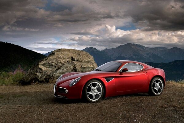 Voiture de couleur rouge au sommet de la montagne