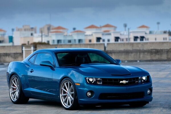 Chevrolet Camaro bleu sur fond de patroek