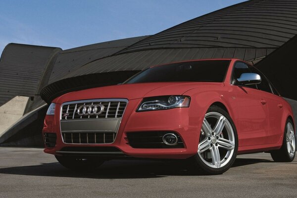 Audi S4 rossa sullo sfondo dell edificio