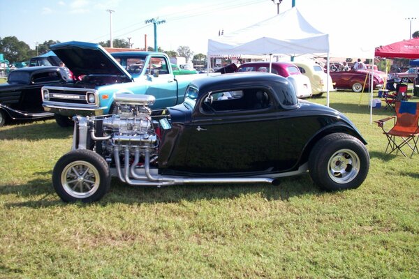 Clásico negro en la exposición de autos retro