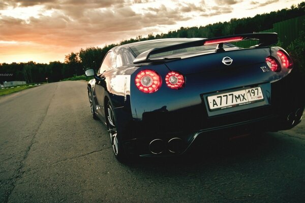 Voiture de sport Nisan sur la route