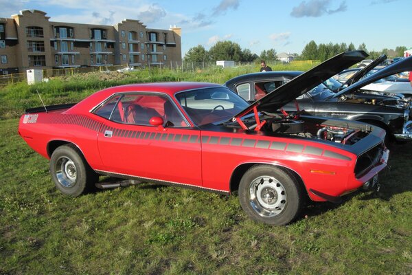 . Voiture de couleur rouge Plymouth