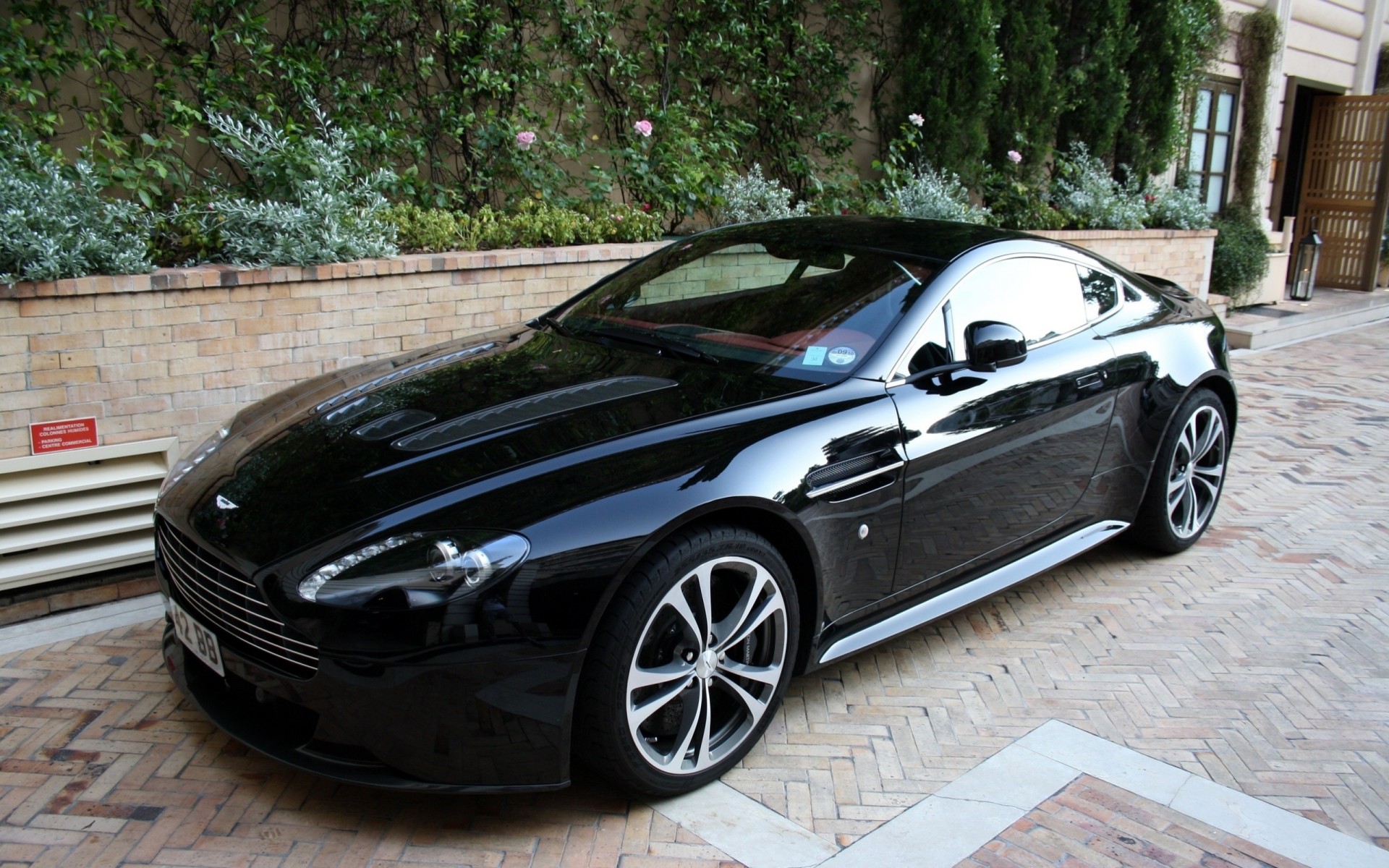 voiture vantage aston martin v12