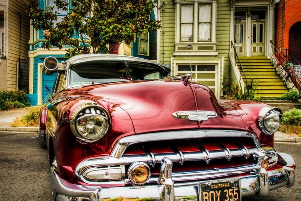 Voiture rétro de couleur Bordeaux sur fond de rue maison