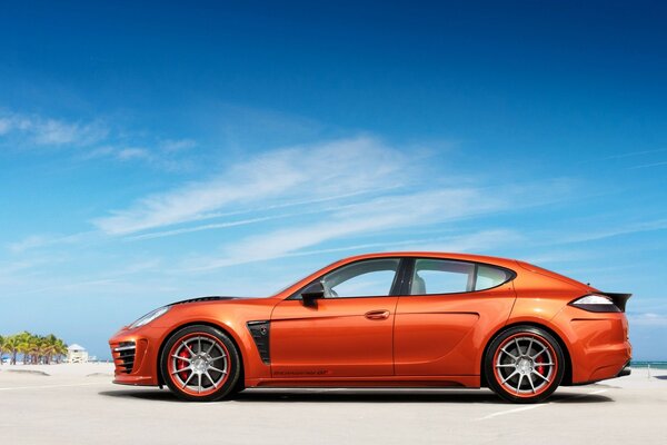 Orange Porsche auf blauem Himmel Hintergrund