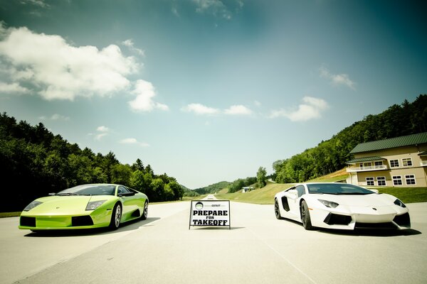 Deux supercar vert et blanc Lambirghini sur la piste