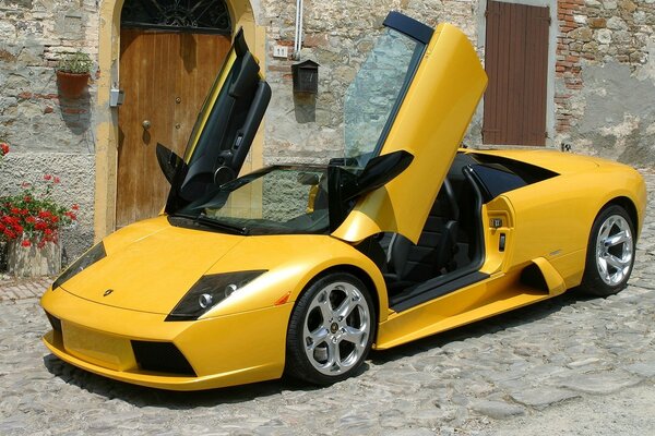 Supercar Lamborghini gialla con porte aperte