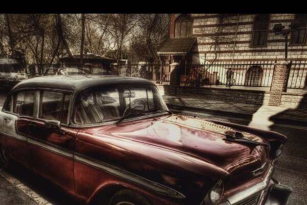 Rue calme, vieille ville et belle. Et sur le bord de la route, il y a une belle voiture, des sensations incroyables