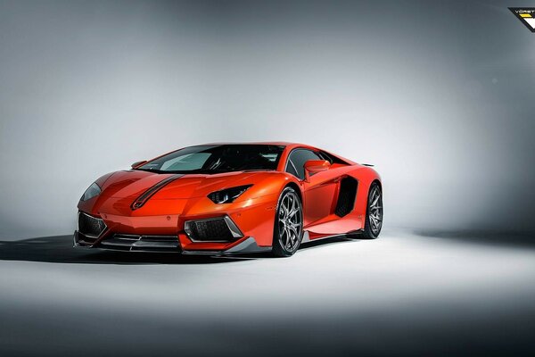 Lamborghini auto rossa, aventador su sfondo grigio