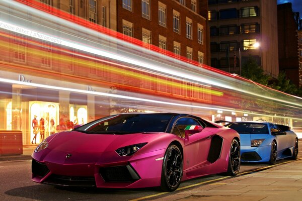 Zwei Lamborghini in rosa und Blau