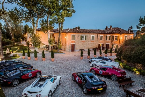 Coches deportivos en el patio de la Villa