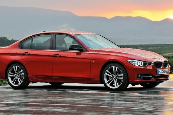 Bmw rouge, Berline sur asphalte mouillé