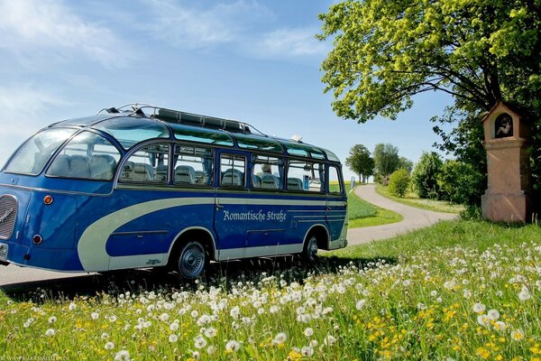 Niebieski autobus jadący serpentyną