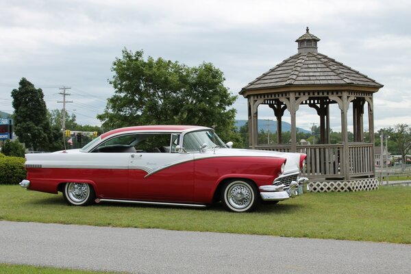 It s terrible for me to come to a barbecue on a red Ford