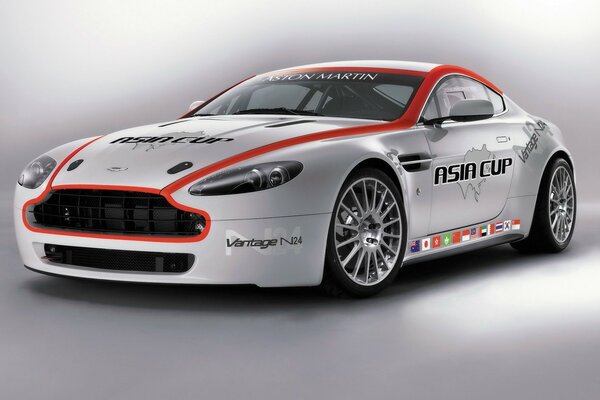 Auto sportiva grigia aston martin