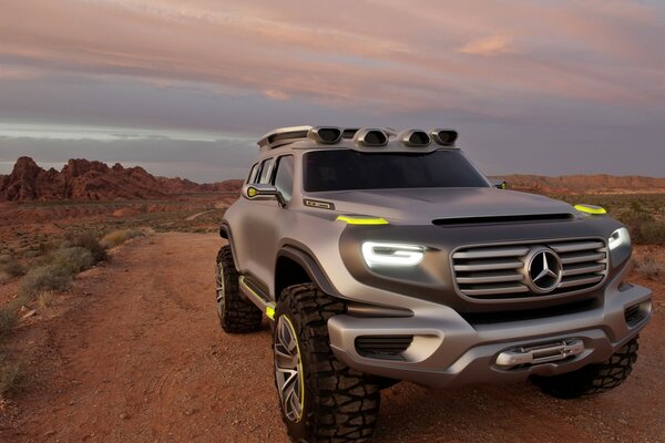 Mercedes benz nel deserto con luci accese