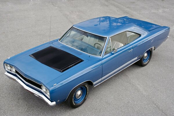 Blue plymouth hemi en una carretera de asfalto