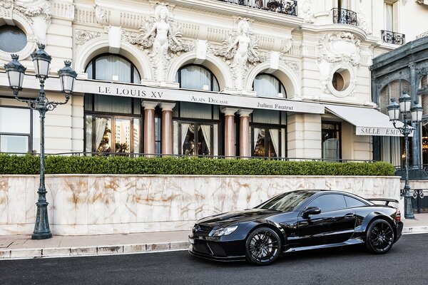 Mercedes nera parcheggiata in strada