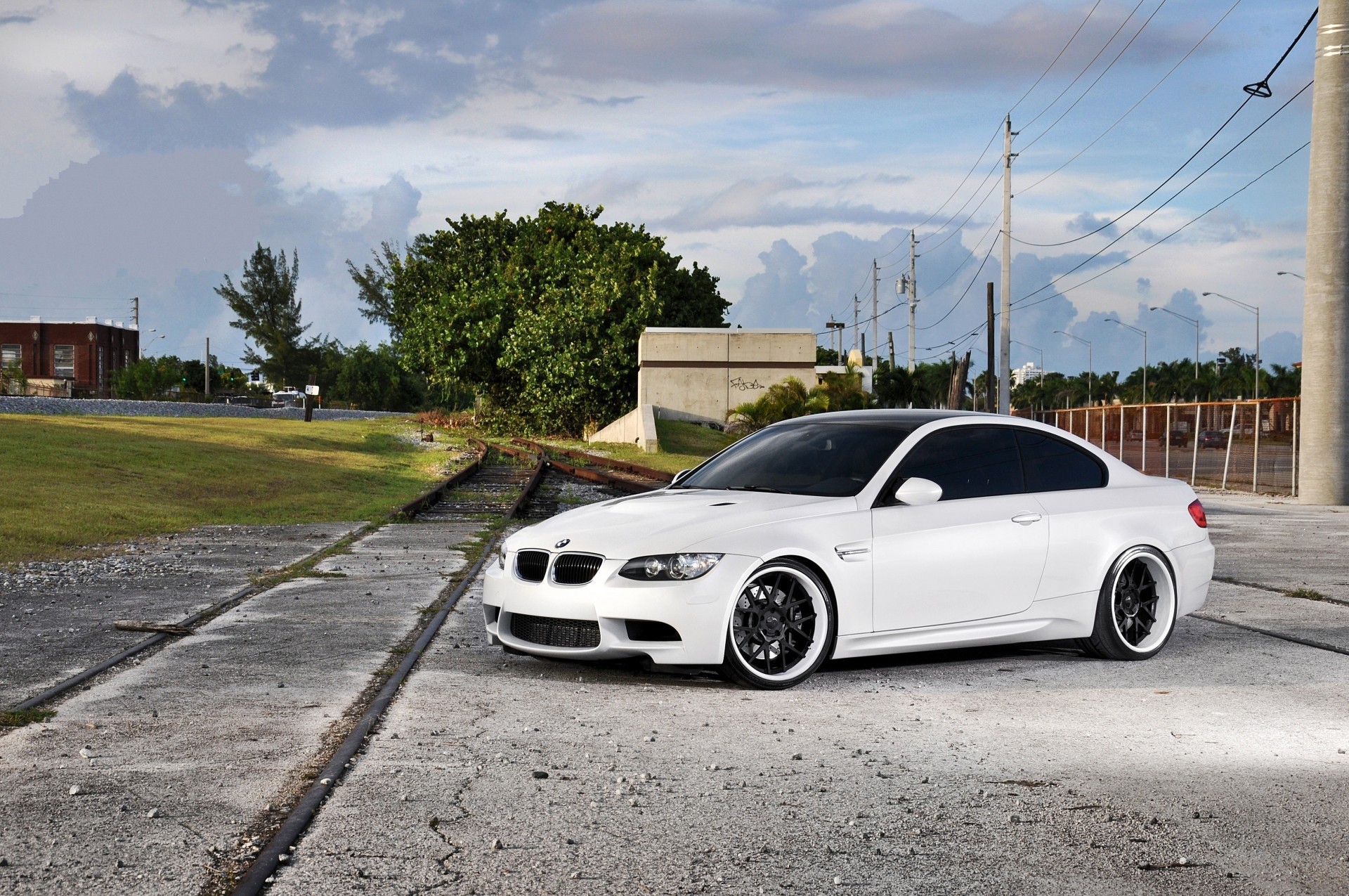 automobile bmw grigio bianco strada