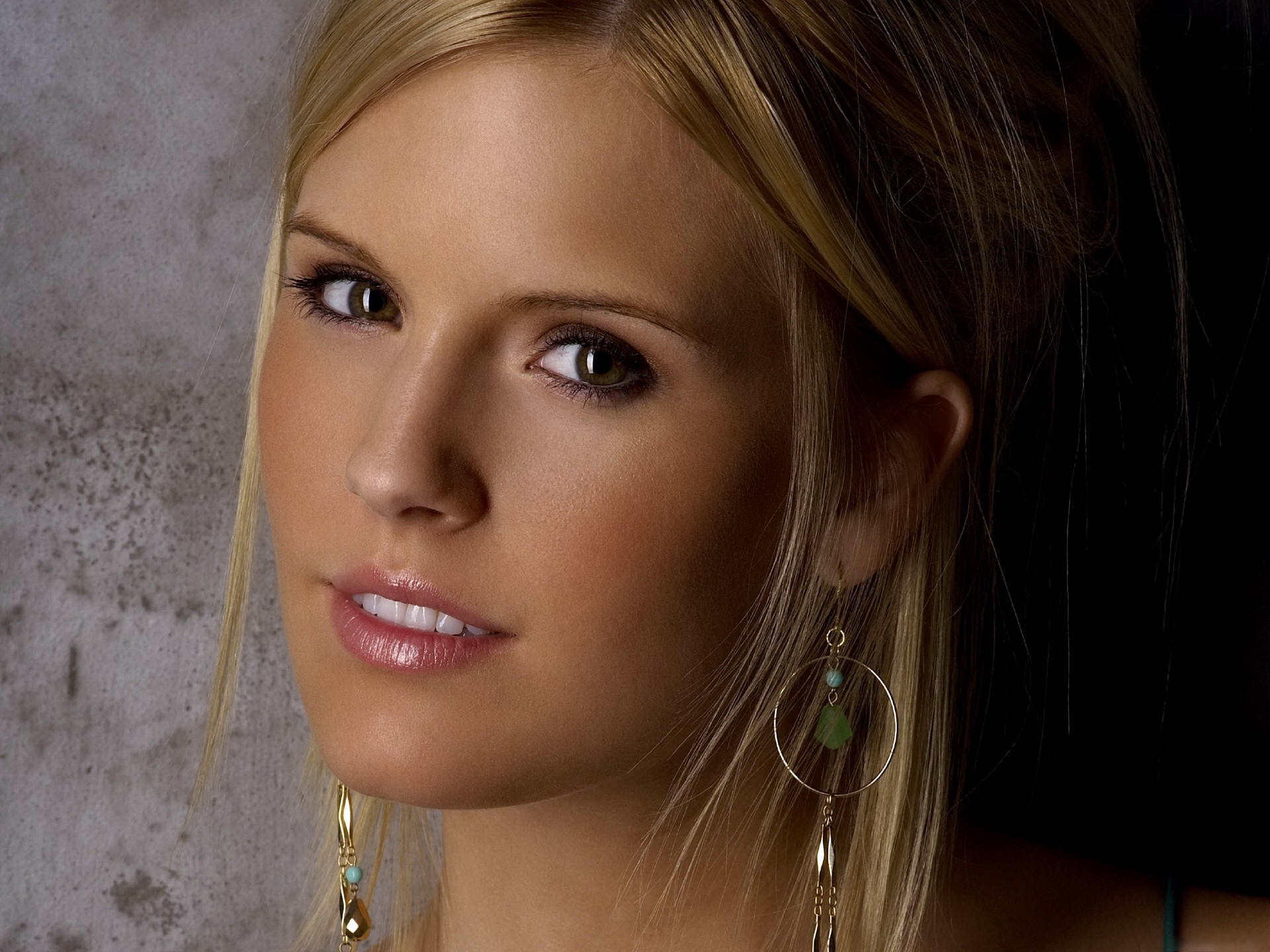 maggie grace blond blick