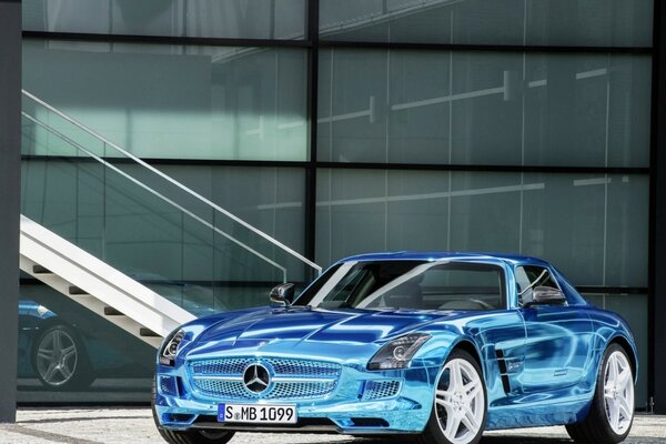 Mercedes élégante de couleur métallique bleue