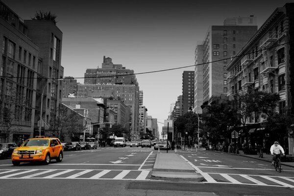 Taxi amarillo en la ciudad en blanco y negro