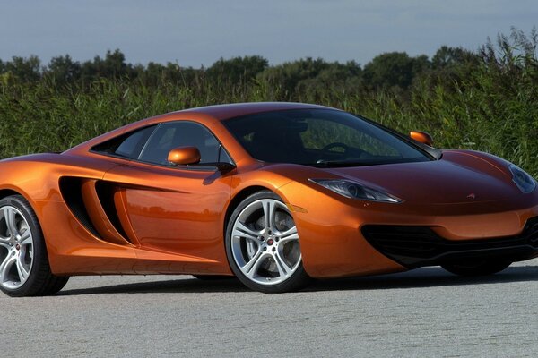 Sur une mclaren orange, je vise à travers le pays