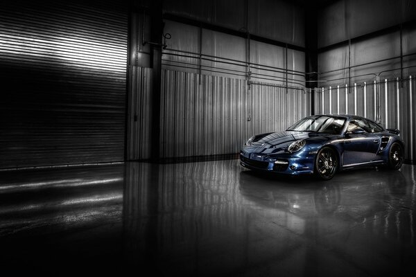 Porsche GT3 dégradé dans le garage