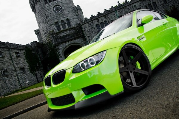 Voiture de sport BMW avec une forteresse médiévale