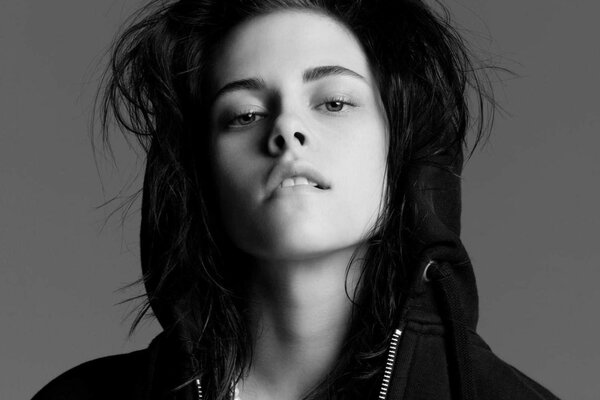 Actrice Kristen Stewart en noir et blanc