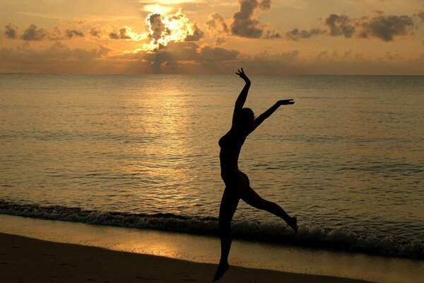 Silhouette di una ragazza al tramonto