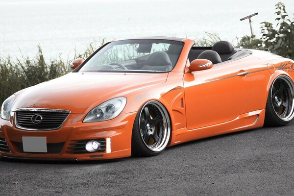 Leuchtend orange Lexus Cabrio