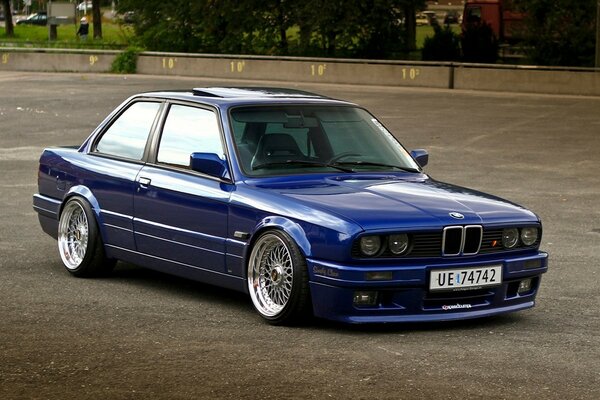 BMW clásico azul en el estacionamiento