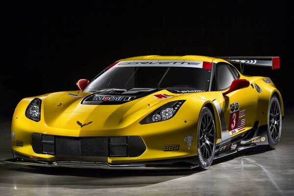 Chevrolet Corvette jaune en tuning