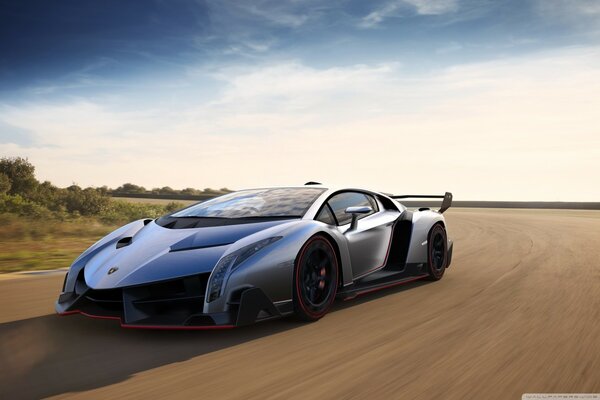 2013 lamborghini veneno auto sulla strada