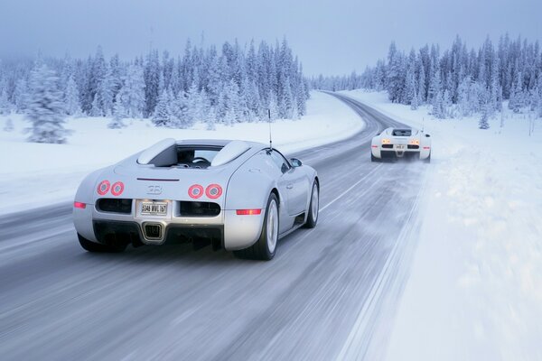 Samochody bugatti Veyron jeżdżą zimą po drodze