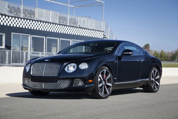 Schwarzer Bentley von 2013 auf der Straße neben dem Gebäude