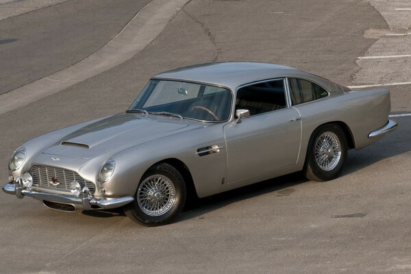 Graues Auto aston Martin db5 ohne Fahrer