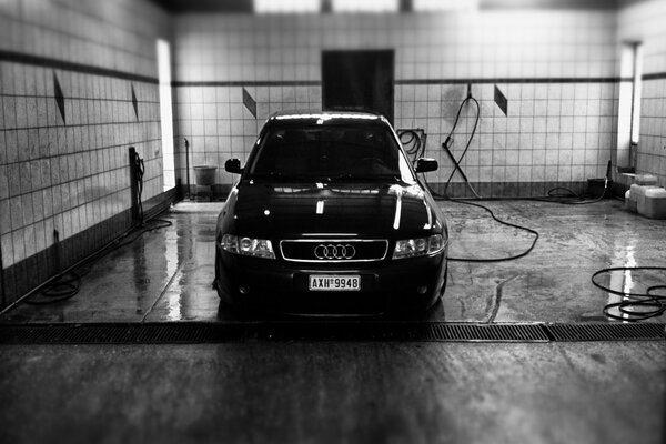 Audi A4 en el lavado de coches en tonos grises