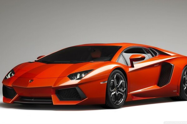 Orange Supersportwagen Lamborghini aventador auf grauem Hintergrund