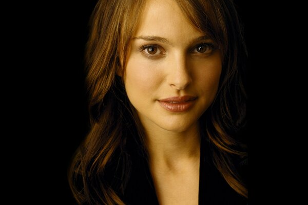 Retrato de Natalie Portman sobre un fondo oscuro