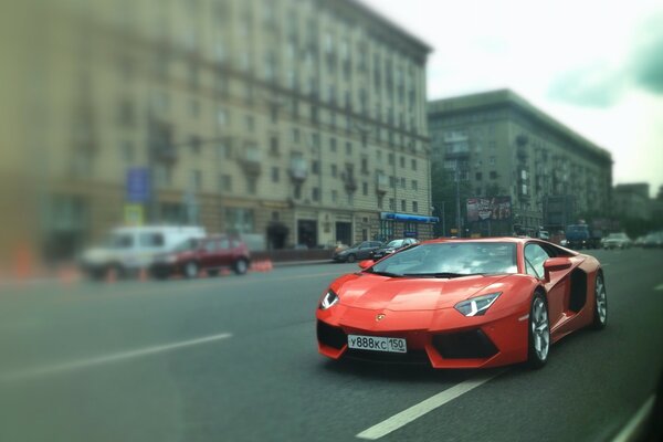 Supercar Lamborghini Aventador sulla strada a Mosca