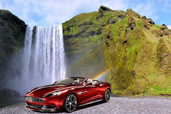 Una hermosa cascada tenía un aston martin rojo