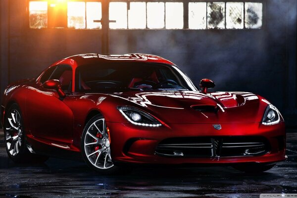 Supercar rouge Dodge Viper SRT 2013