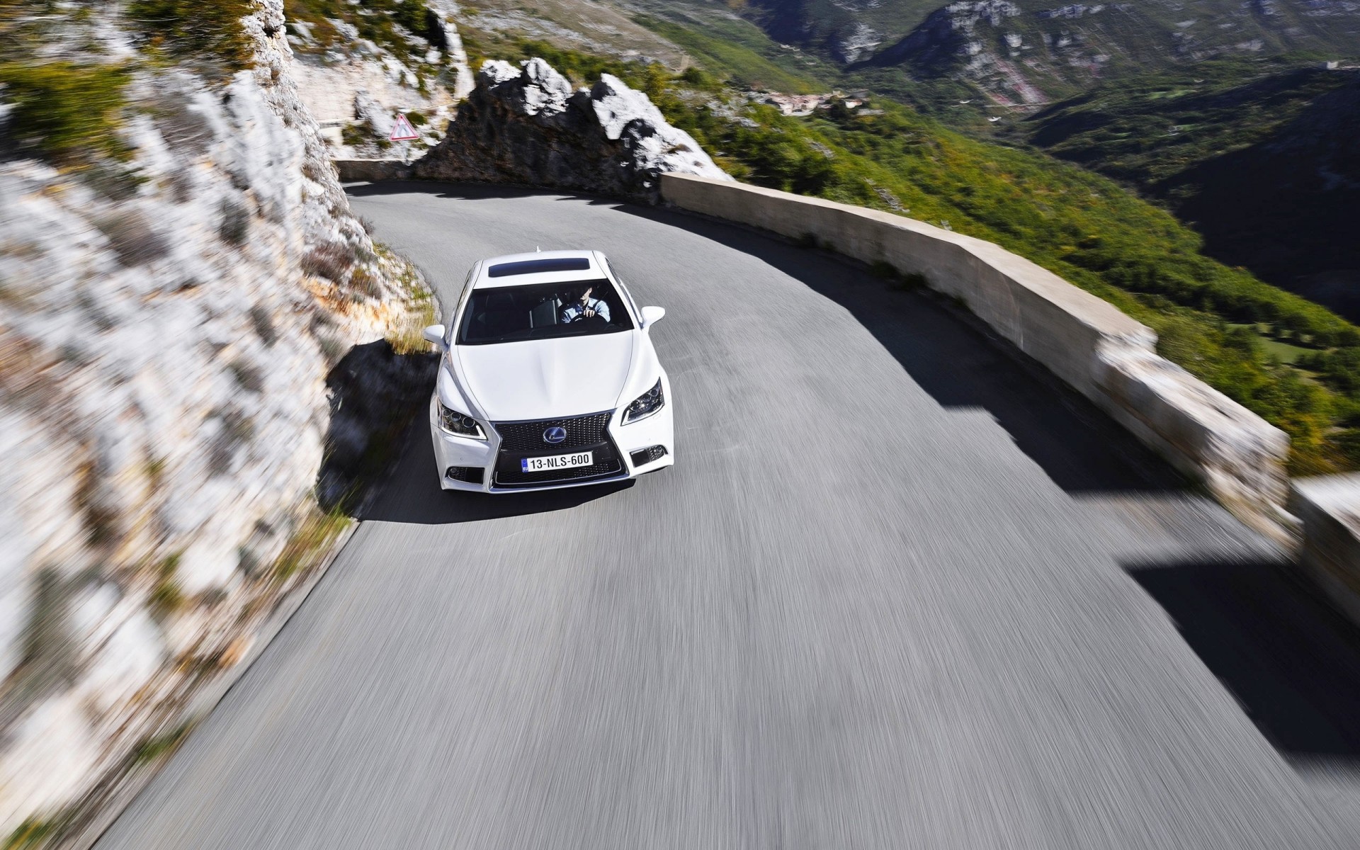 guardrail lexus auto strada bombardiere montagna ombra