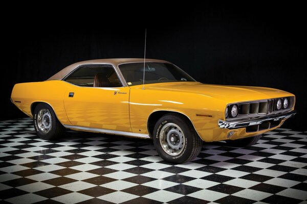 Un coche amarillo en un solar cerrado