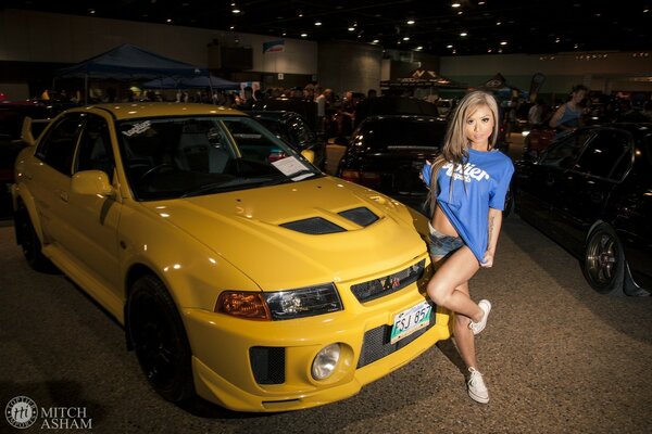 Ragazza in una maglia blu in un auto gialla