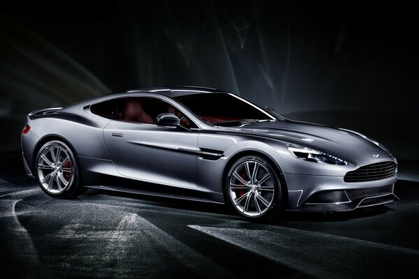 Superdeportivo aston martin gris sobre fondo gris