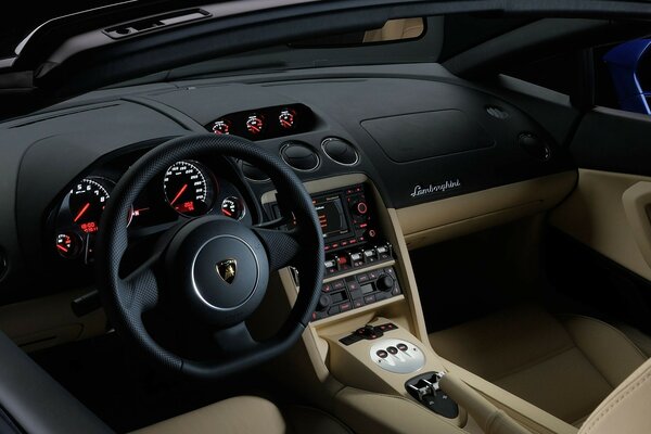 Interior del coche Lamborghini de lujo