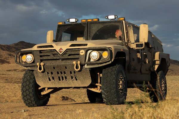 Voiture militaire grise dans le désert